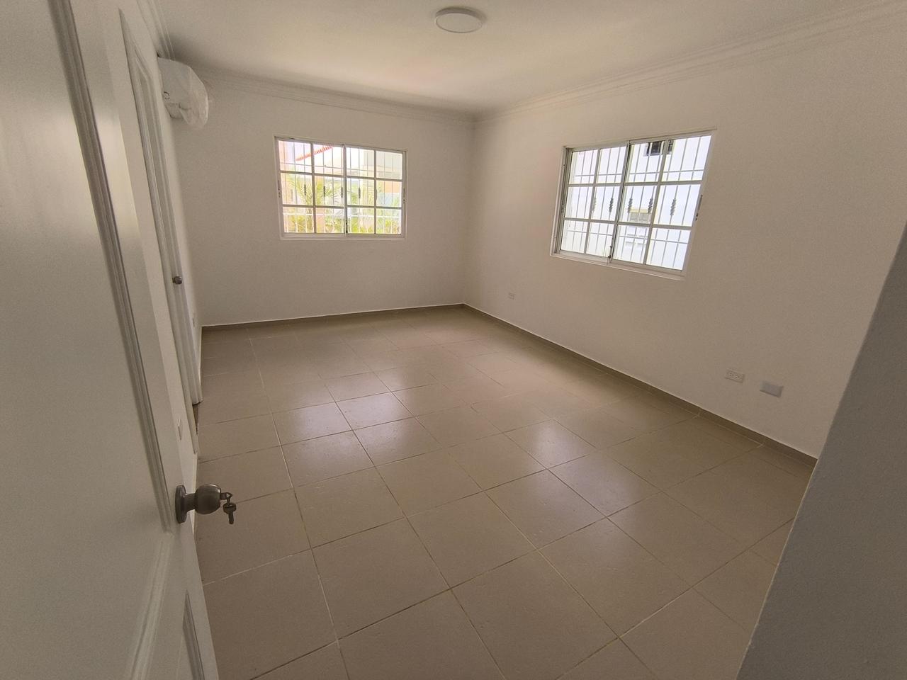 Dormitorio principal con baño en suite del apartamento Cana Esmeralda