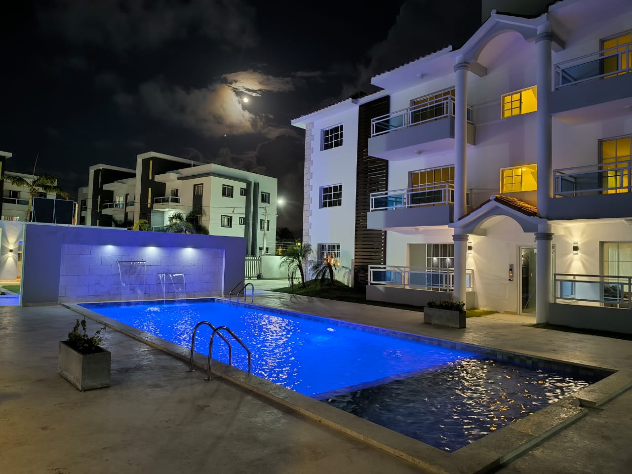Fachada moderna del complejo residencial Cana Esmeralda en Bávaro, Punta Cana